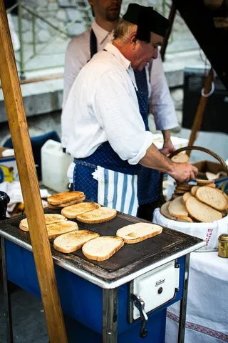 传统的捷克大蒜烤面包
