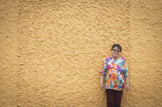 站在米色墙前的女人