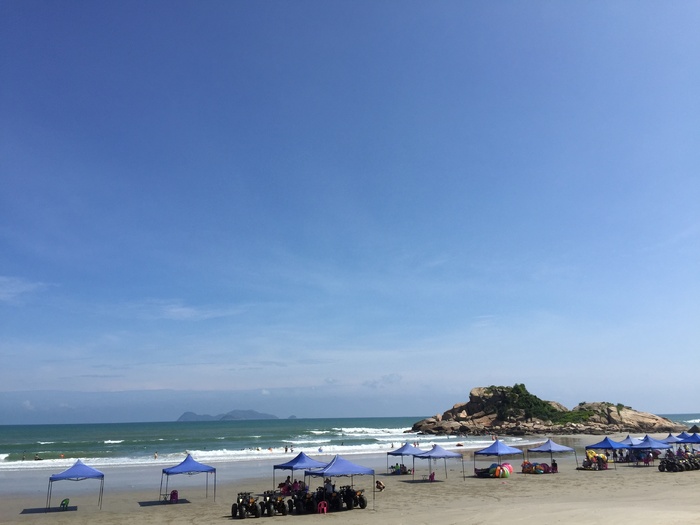 海滩，天空，蓝天，海，水，陆地，地平线，水面上的地平线
