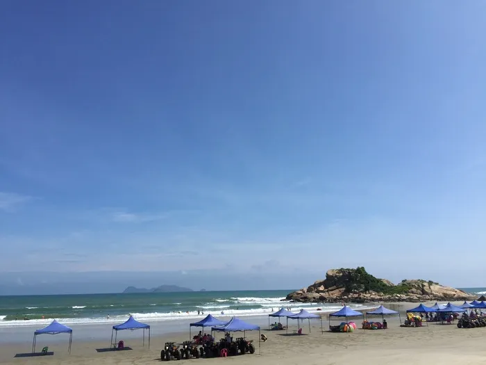 海滩，天空，蓝天，海，水，陆地，地平线，水面上的地平线