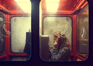 女士，穿着，条纹，长袖，衬衫，说话，公用电话，布达佩斯