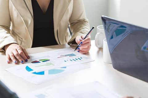 女人阅读会议信息照片