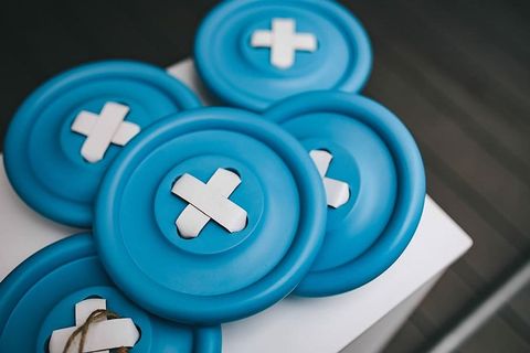 蓝色塑料按钮的特写镜头