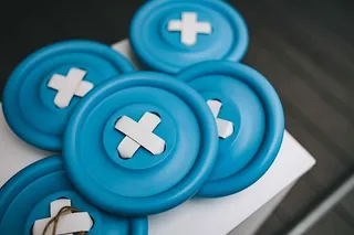 蓝色塑料按钮的特写镜头