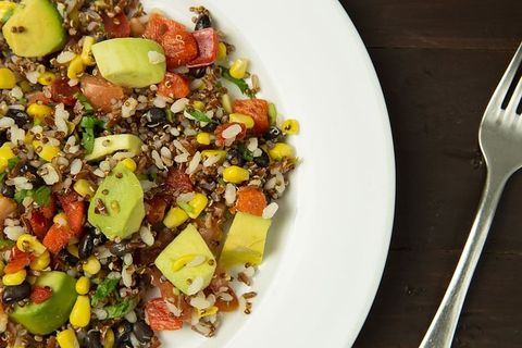 墨西哥米饭、豆类、藜麦、鳄梨和沙拉