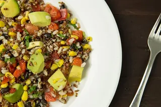 墨西哥米饭、豆类、藜麦、鳄梨和沙拉