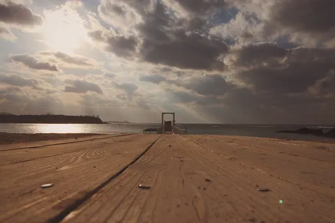 海滩上棕色木桌的特写照片 海滩上棕色木桌的特写照片