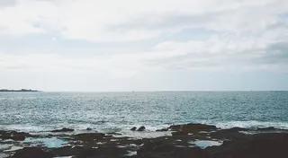 白天拍摄水体附近的沙子