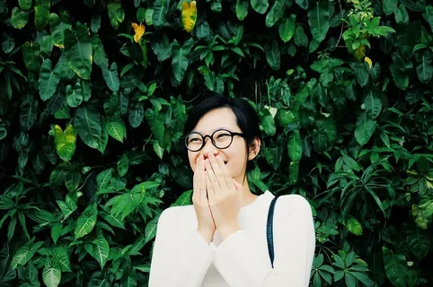 女人，微笑，遮盖，嘴巴，旁边，绿色，绿色，站着