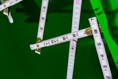 绿色背景上的可拆卸木制尺子