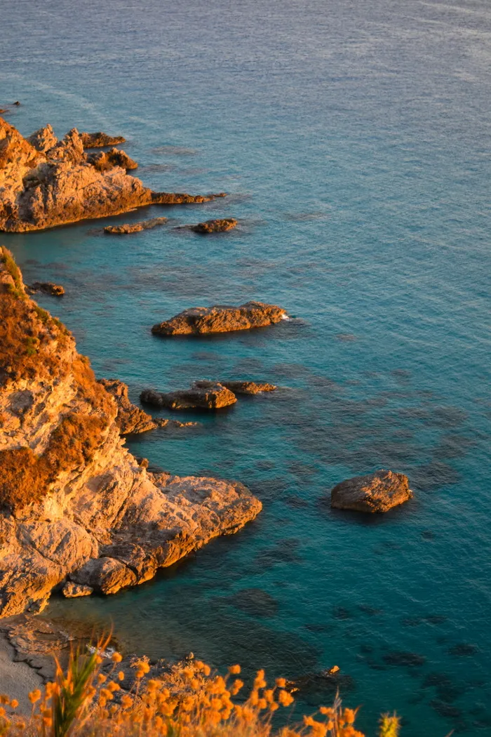 被水体包围的岩石