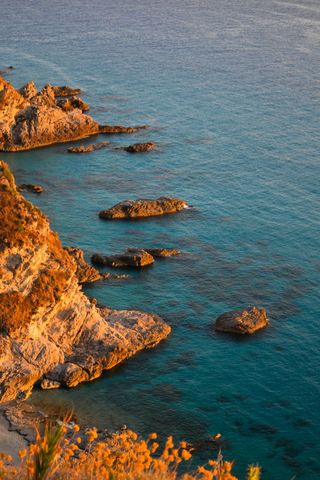 被水体包围的岩石