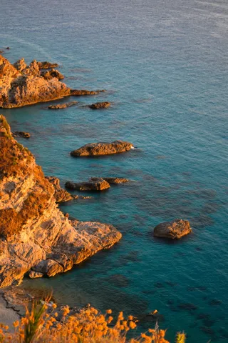 被水体包围的岩石