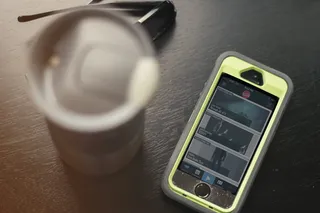 应用程序，太阳镜，咖啡，咖啡杯，手机，手机壳，旅行