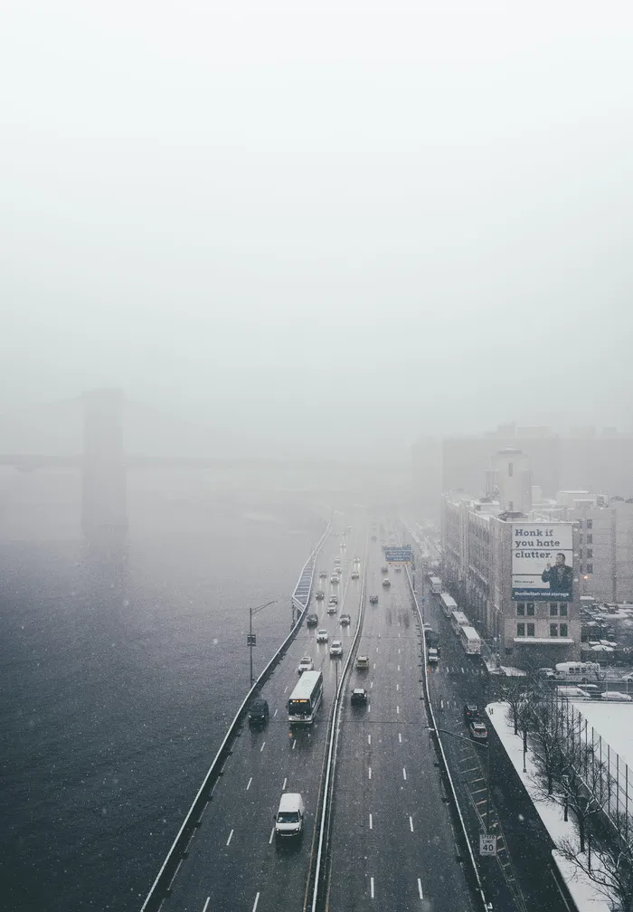 水体旁道路上车辆的鸟瞰图