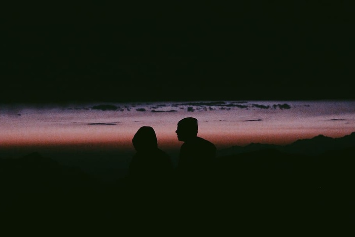 男人和女人的剪影照片