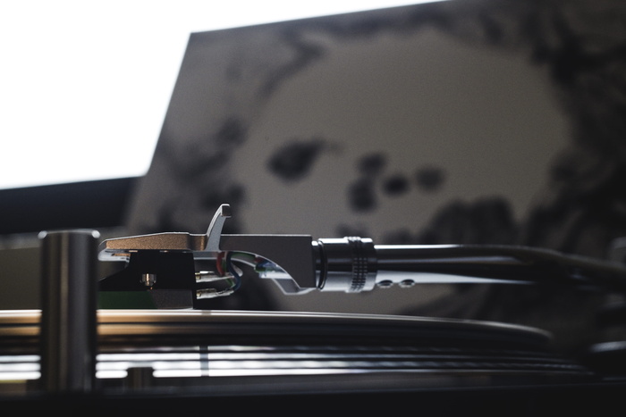 灰黑转盘特写照片