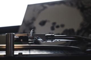 灰黑转盘特写照片