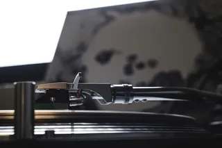 灰黑转盘特写照片