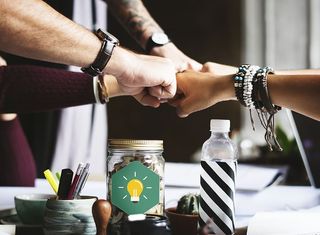 一群人把拳头放在中间