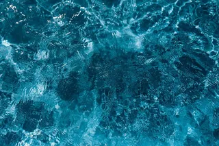 游泳池中波浪状的水面