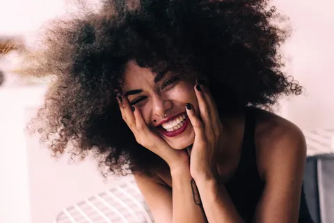 微笑的女人双手抱着小鸡的照片 微笑的女人双手抱着小鸡的照片