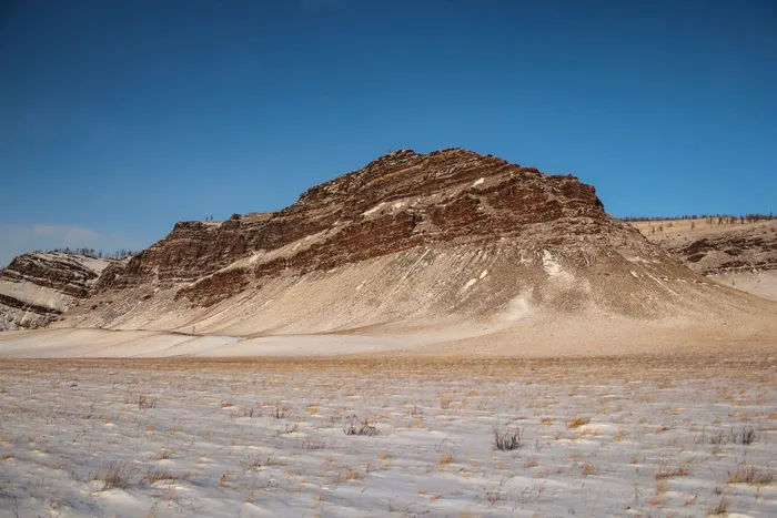 白天的岩石山脉