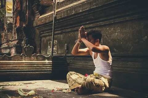 身穿白色背心祈祷的男子 身穿白色背心祈祷的男子