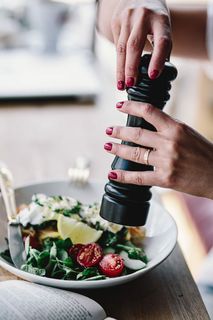 吃早餐和看书的女人