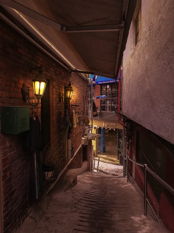 墙上挂着两个棕色的壁炉