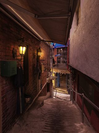 墙上挂着两个棕色的壁炉