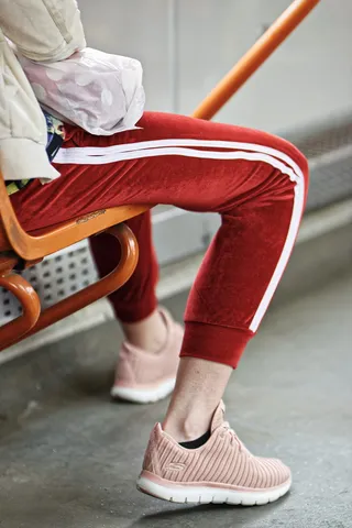 一个穿着粉红色鞋子的人