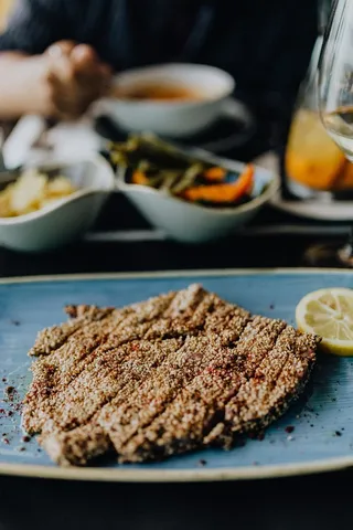 葡萄牙O Camilo餐厅餐桌上的各种海鲜菜肴