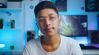 身穿白色衬衫和眼镜的男子