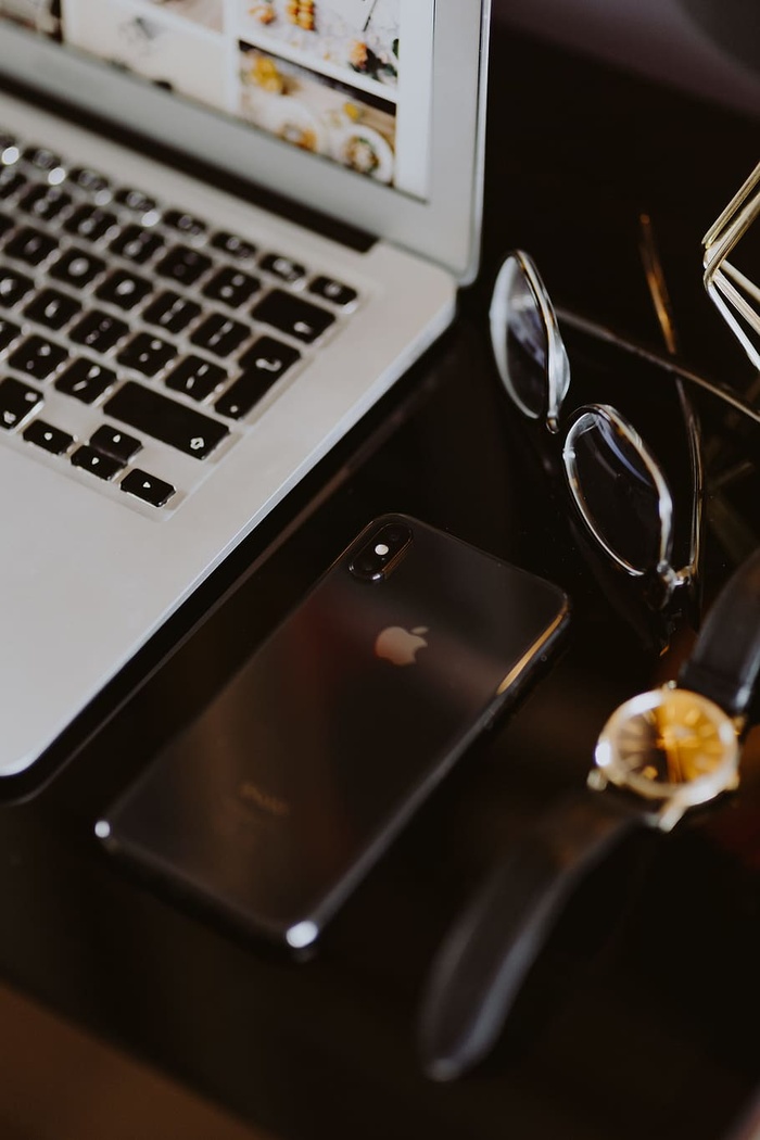 优雅的家庭办公室，金色配饰