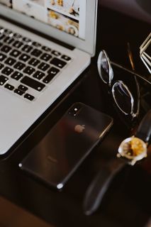 优雅的家庭办公室，金色配饰