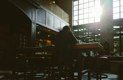 桌子、椅子、餐厅、人、人、阳光、商店、商店 桌子、椅子、餐厅、人、人、阳光、商店、商店