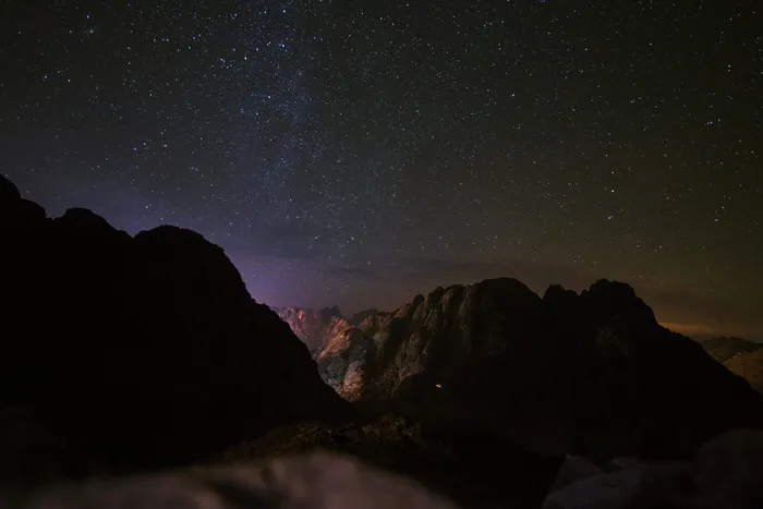 夜间岩石山