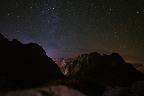 夜间岩石山 夜间岩石山