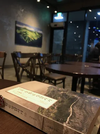 星巴克，heritage answer here，书籍，桌子，室内，关注前景，文本，无人