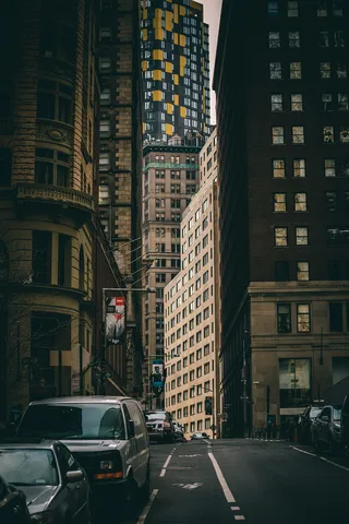 raod上的灰色车辆