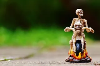 选择性，聚焦摄影，二，灰色，头骨，微型，摩托车手，骨架