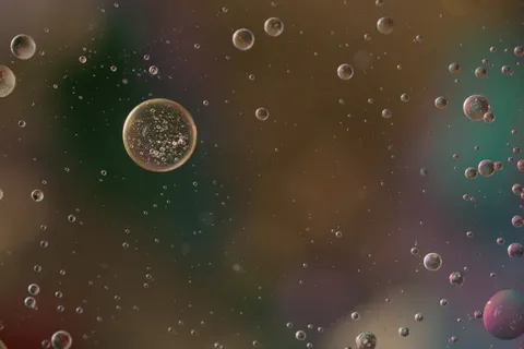水中油, 油眼, 液体, 摘要, 质地, 宏观, 油, 关闭 水中油, 油眼, 液体, 摘要, 质地, 宏观, 油, 关闭