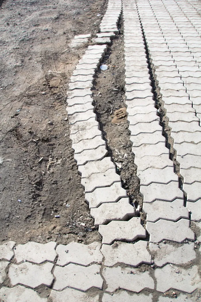道路、维修、岩石、线路、设置、倾斜、无人、人行道