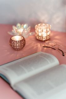 打开粉红色背景的书