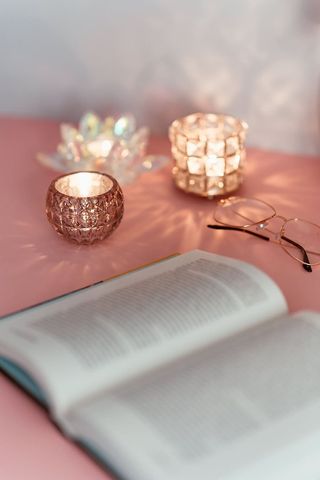 打开粉红色背景的书