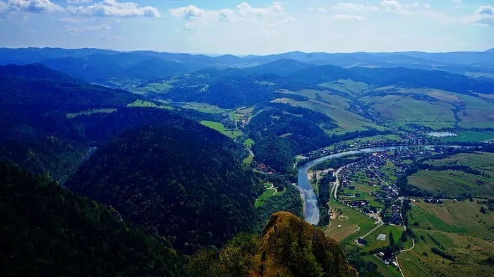 鸟瞰图、云朵、乡村、日光、雾、雾、朦胧、小山