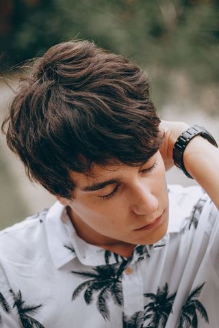 穿着白色衬衫的男人