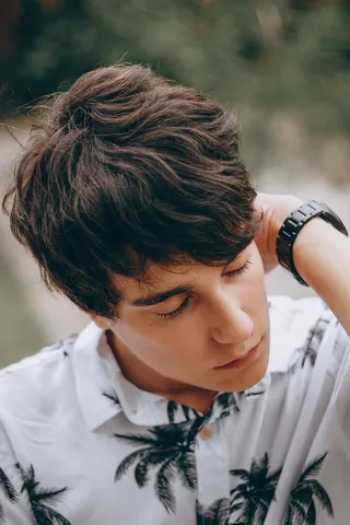 穿着白色衬衫的男人