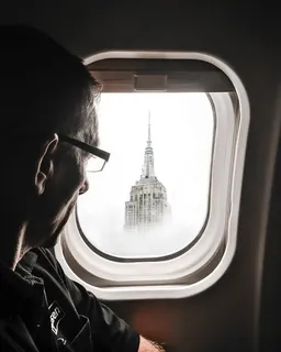 从飞机窗口向外看的人